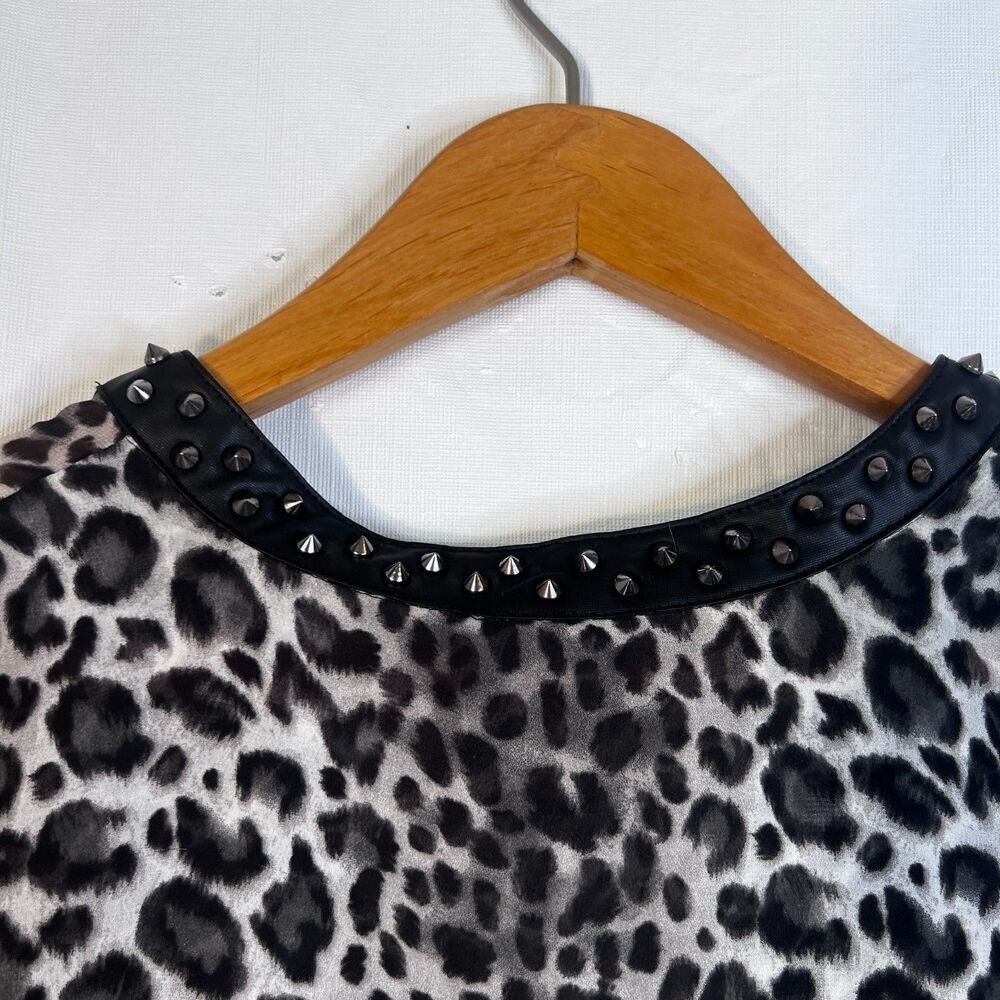 Torrid Studded Neckline Animal Print‎ Blouse Faux Leather Trim Size 0/Large Edgy - Picture 12 of 12